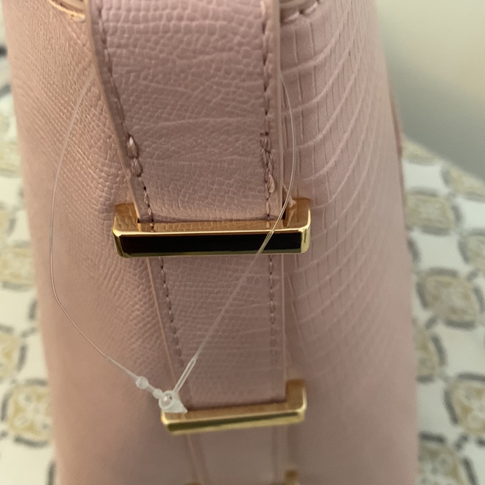 BETSY JOHNSON.Croc embossed pink faux leather structured shoulder bag w/… - Picture 3 of 15